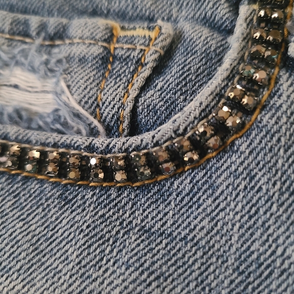 American Eagle 100 Percent Cotton Mid Rise Distressed Shorts Size 0 - Picture 5 of 15